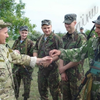 Командир виніс з поля бою пораненого солдата