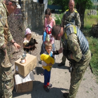 Офіцери групи ЦВС допомагають громадянам на лінії зіткнення