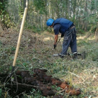 Розчищають територію від мін і снарядів