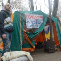 Біля МОЗ голодують студенти та активісти