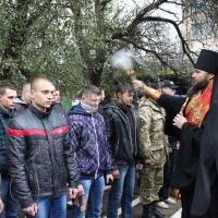 Стали солдатами на подвір’ї військкомату