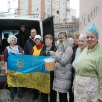 Батько «кіборга» відправив на передову автомобіль, а «Матері в молитві» — вареники