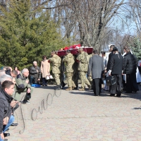 В один день поховали двох героїв