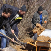 За свої кревні селяни роблять трасу і... їдять вареники