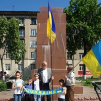 Самотній протест  із синьо-жовтим прапором:  два роки потому