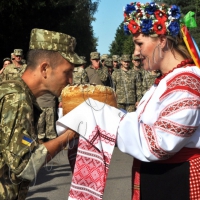 Військових ремонтників громада зустріла хлібом-сіллю