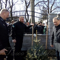 У Сарнах на Рівненщині поліцейські-новосели висадили алею