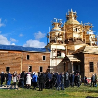 На відбудованій церкві встановили хрести