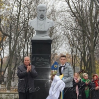 Пам’ятник Шевченку відкрили вчитель та учень