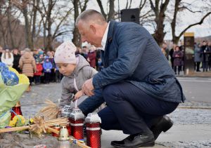 Ужгород: Свічки на підвіконнях за невинно убієнними