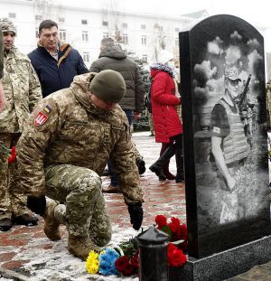 Поклали вінки під автоматні залпи