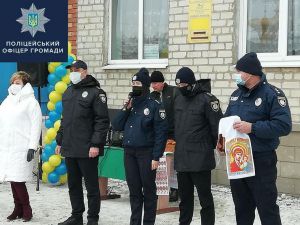 Донеччина: Поліцейські станції відкривали з короваєм