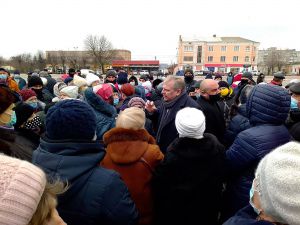 Перекривають вулиці, протестуючи проти підвищення тарифів