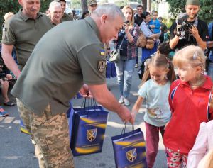 У Бучі військові допомагають лікувати дітей, травмованих війною