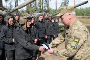 Генерал-лейтенант Сергій Наєв привітав воїнів-танкістів із професійним святом