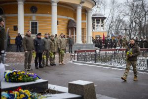 Президент Зеленський поклав квіти до Пам’ятного хреста Героям  Крут