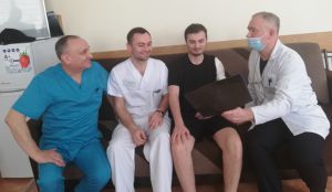 Вдала операція хірургів: командиру роти врятували руку від ампутації