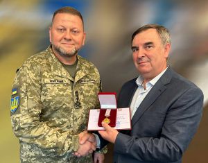 Валерій Залужний отримав відзнаки від земляків