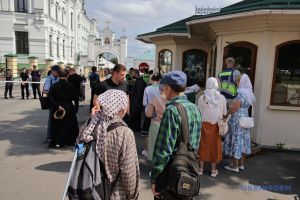 Під маскою християн: активісти упц забарикадувалися в лаврі