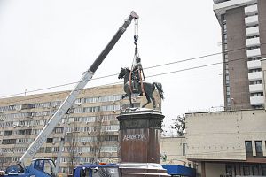 З олімпу слави на смітник історії — у столиці демонтували пам’ятник щорсу (розвиток теми)