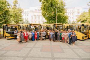 Громади Дніпропетровської області отримали ще 10 нових шкільних автобусів