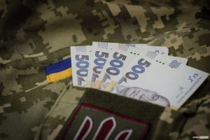 Я — фізична особа-підприємець, вийшла заміж, змінила прізвище та місце проживання. Що я маю зробити, щоб у майбутньому отримати допомогу по вагітності та пологах?