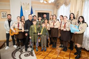 Тернопільські пластуни передали Вифлеємський вогонь миру начальнику Тернопільської ОВА В'ячеславу Негоді