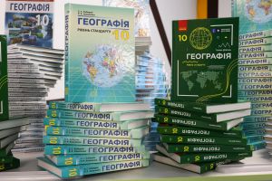 Київщина отримала від Південної Кореї 15 тисяч примірників підручників з географії