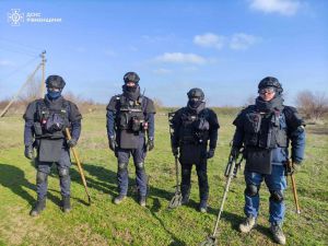 Рівненські піротехніки продовжують очищувати Херсонську землю від небезпечних залишків війни