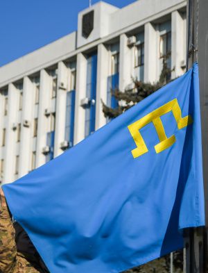 Біля будівлі Рівненської ОДА підняли кримськотатарський прапор