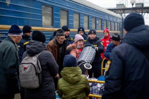 Як відбувається евакуація донеччан до більш безпечних регіонів країни