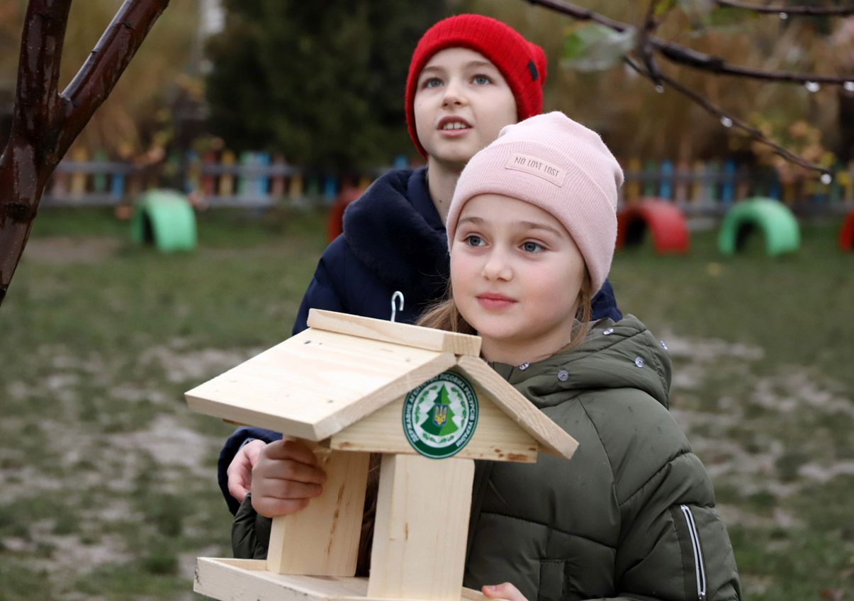 Закарпатські лісівники передали годівнички