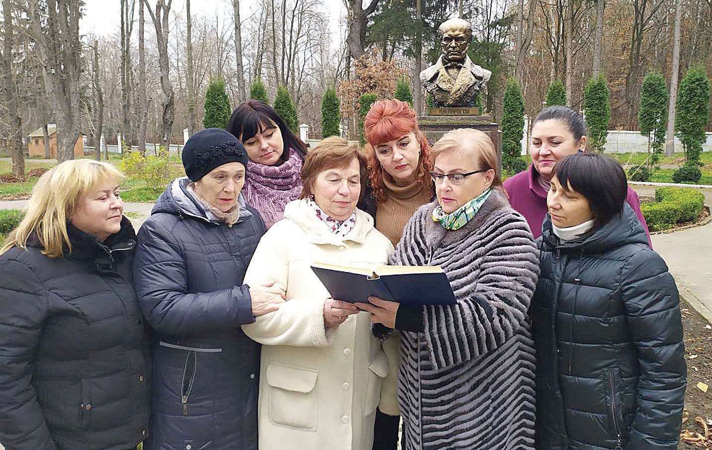 Першими екскурсоводами у музеї Пирогова  були два полковники та підполковник