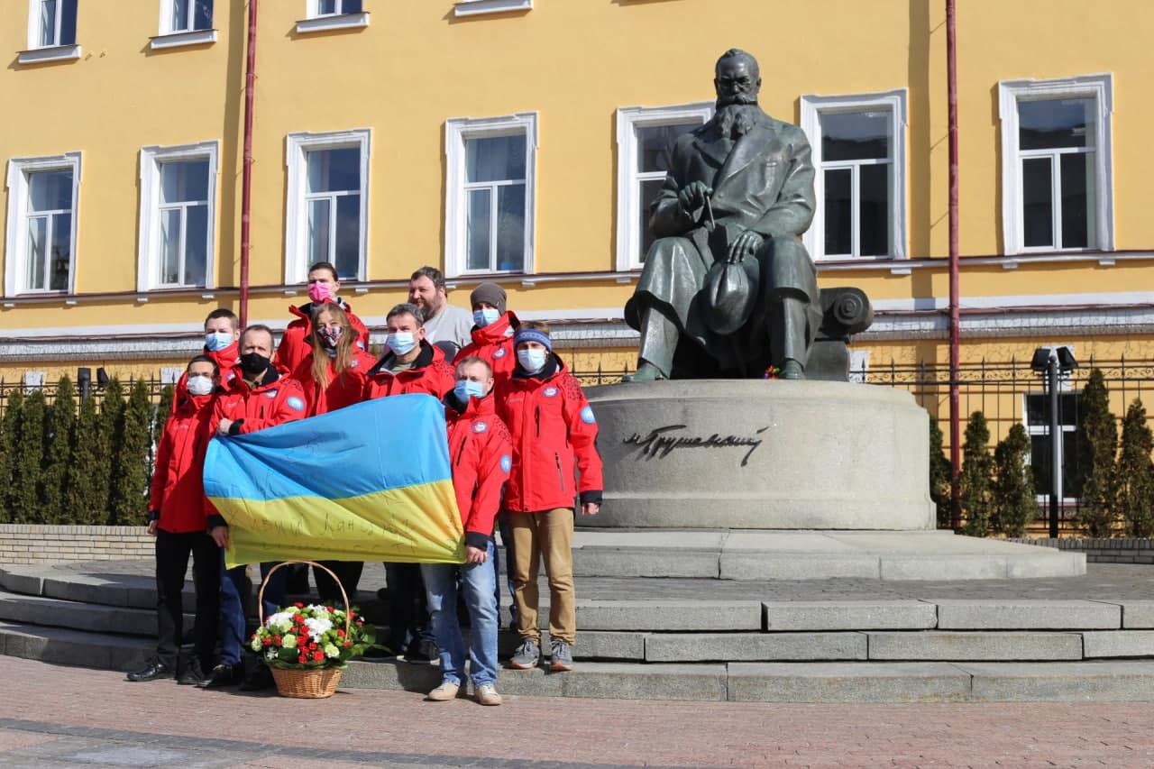 На далекому континенті  вони проведуть 13 місяців