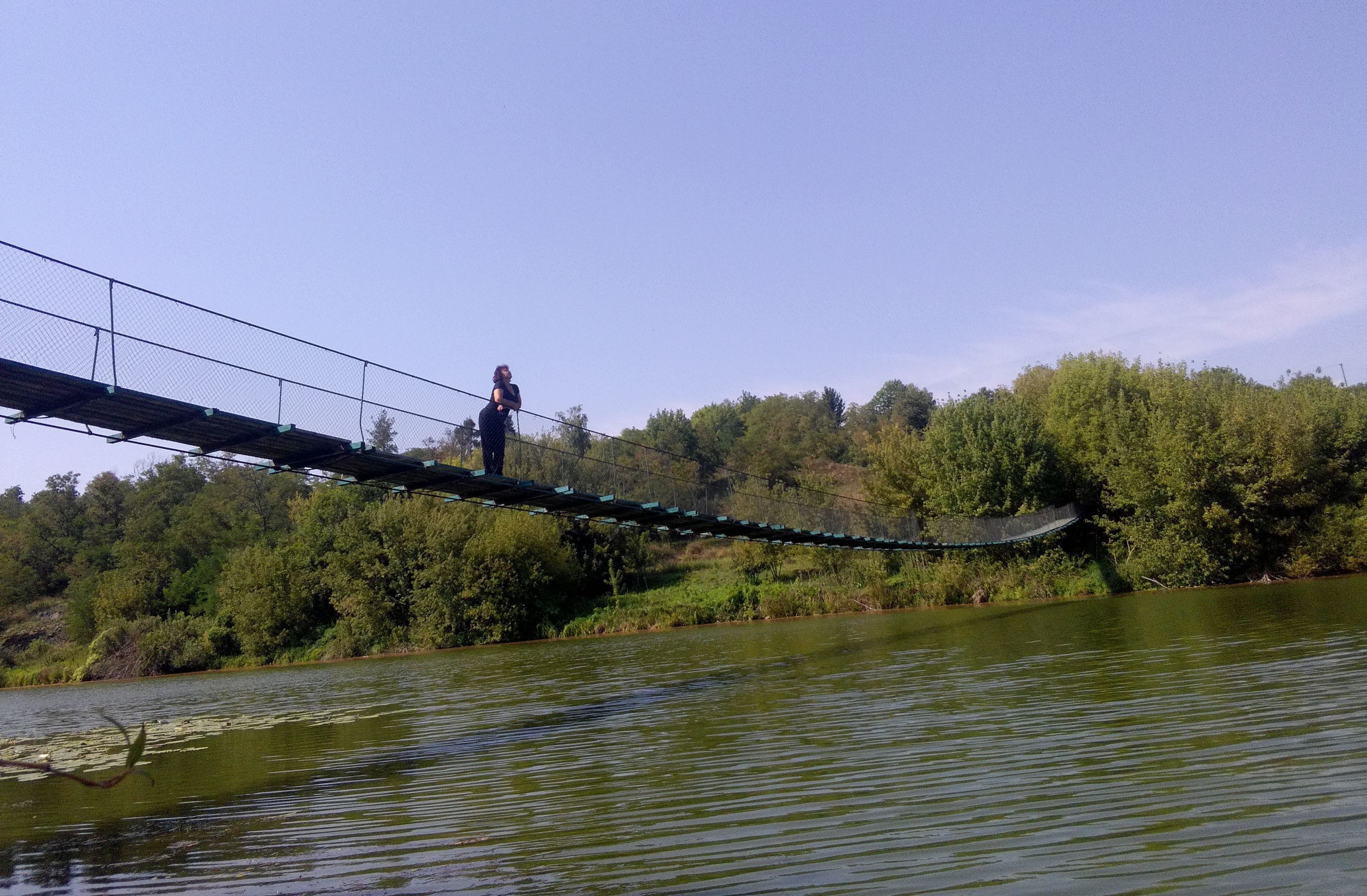 Міст, який розхитує вітер...