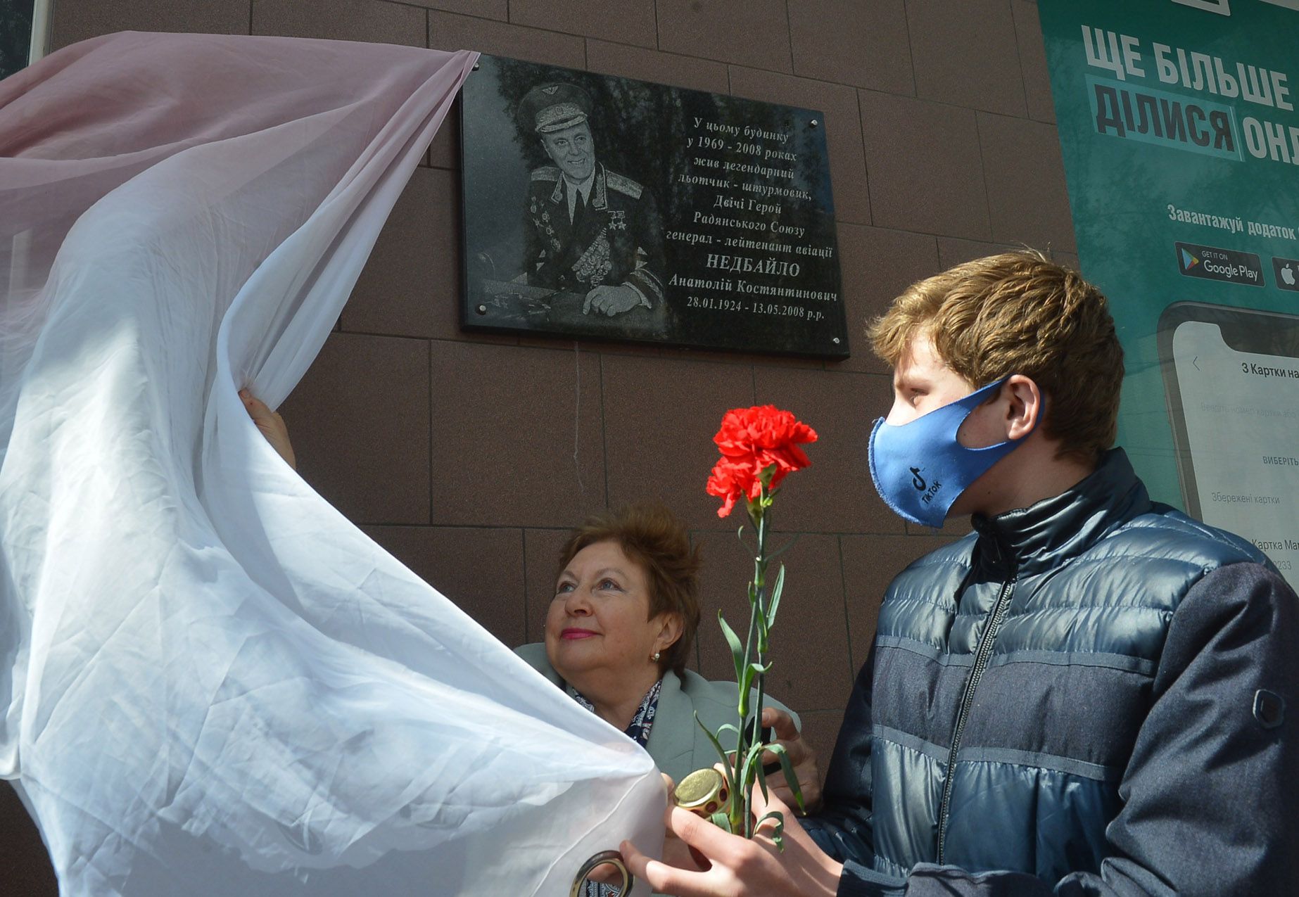 Тричі збитий, він знову і знову повертався до строю