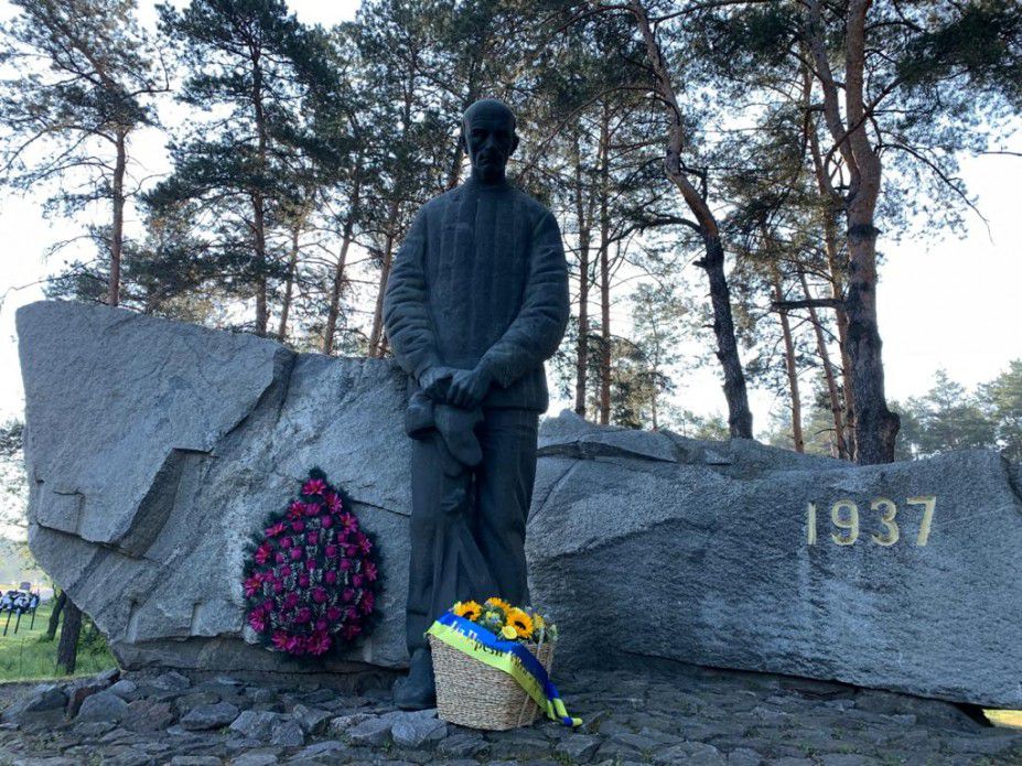 Схиляємо голови перед тими, хто пережив пекло репресій