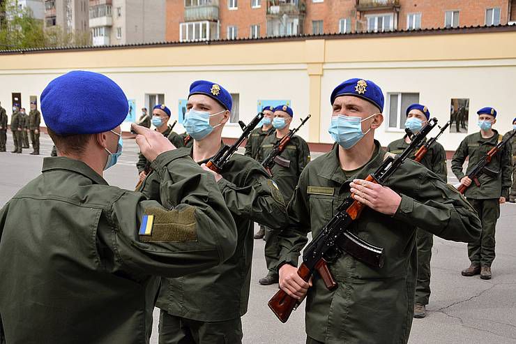 Одному з братів вручили повістку в армію,  а інший сам попросився на службу