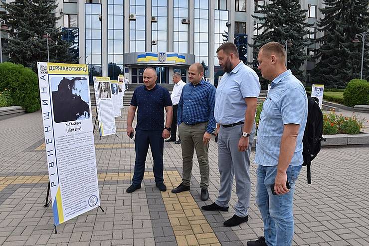 Державотворці краю «оселилися» на майдані Просвіти