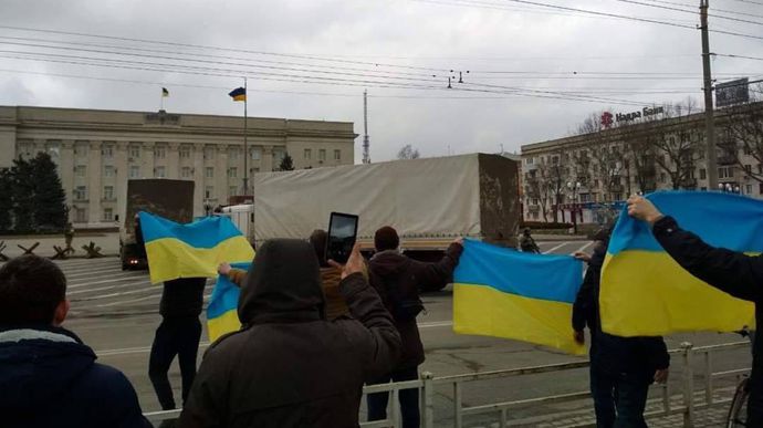 У Херсоні українці з прапорами не торкнулися до «гумдопомоги» - подачок ворога