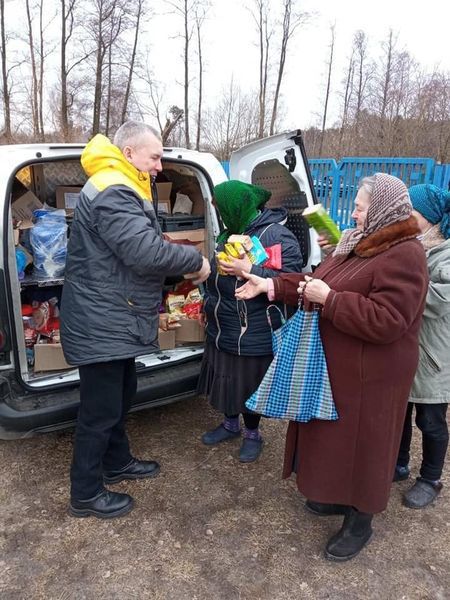 Укрпошта виконує свою гуманітарну місію, доставляючи продукти, ліки, гуманітарну допомогу по всій країні 