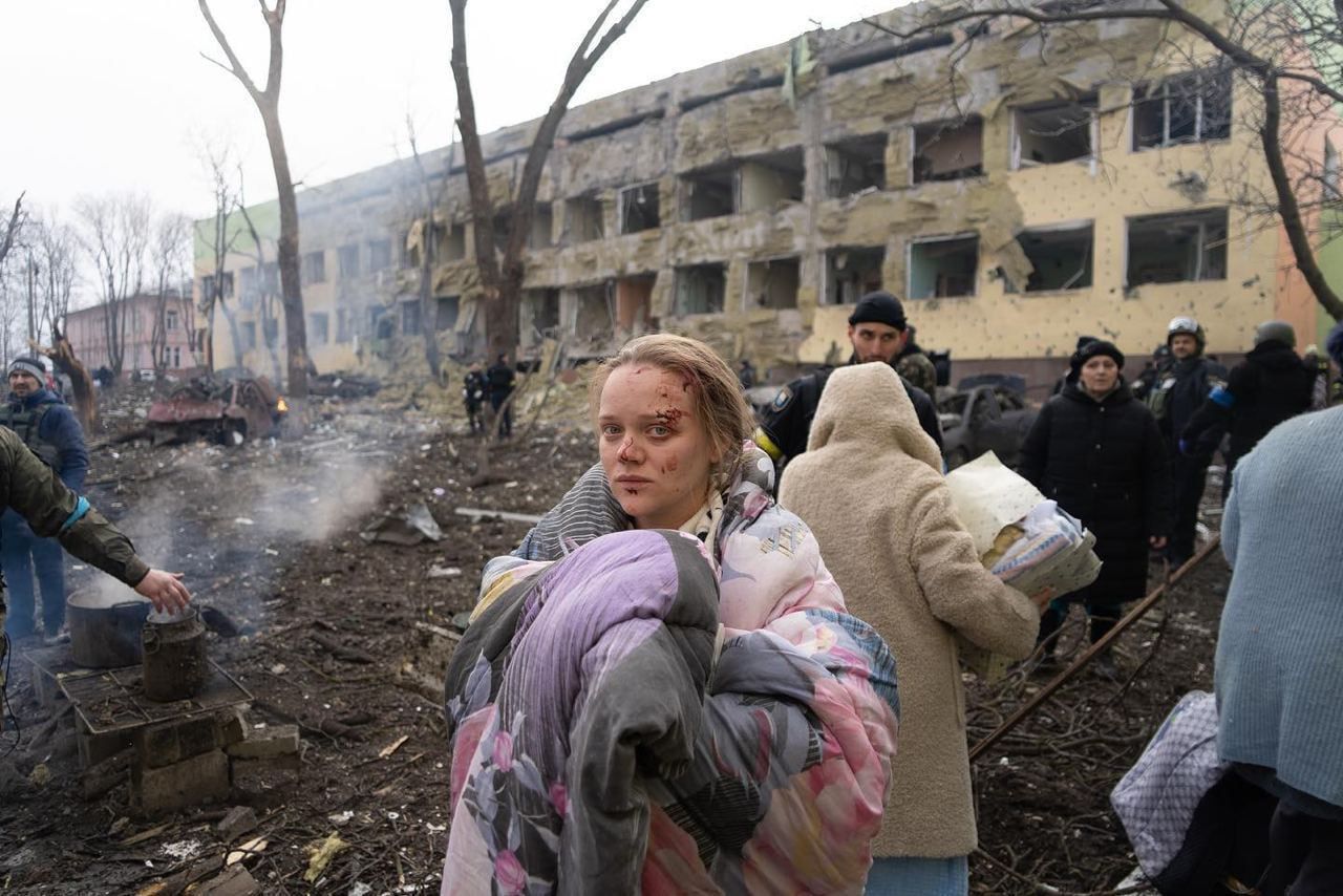 Маріуполь SOS! Російські війська свідомо обстріляли пологовий будинок і створюють гуманітарну катастрофу у місті 