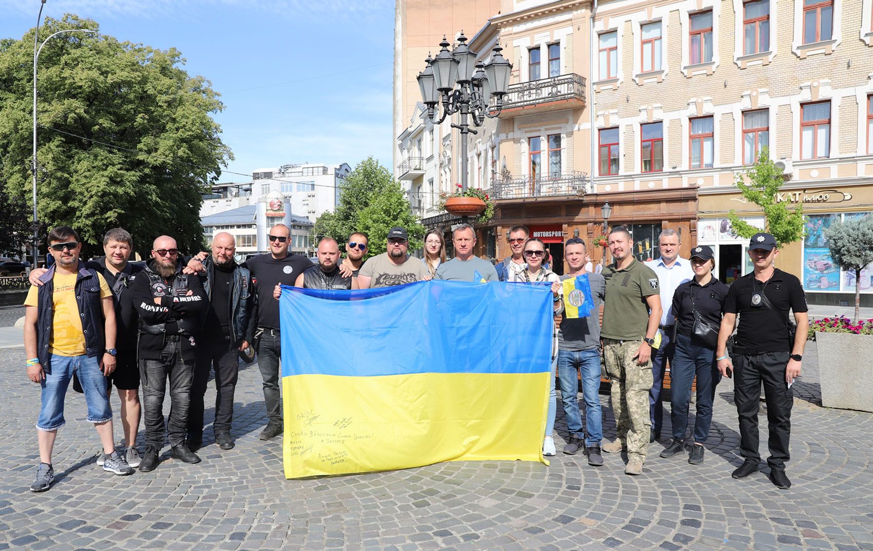 Великий синьо-жовтий стяг встановлять на Хортиці