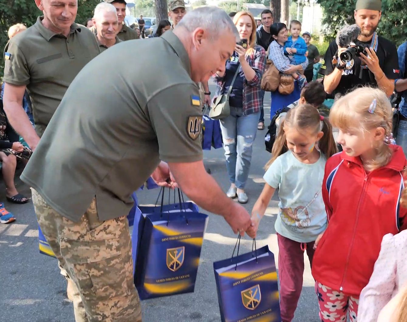 У Бучі військові допомагають лікувати дітей, травмованих війною