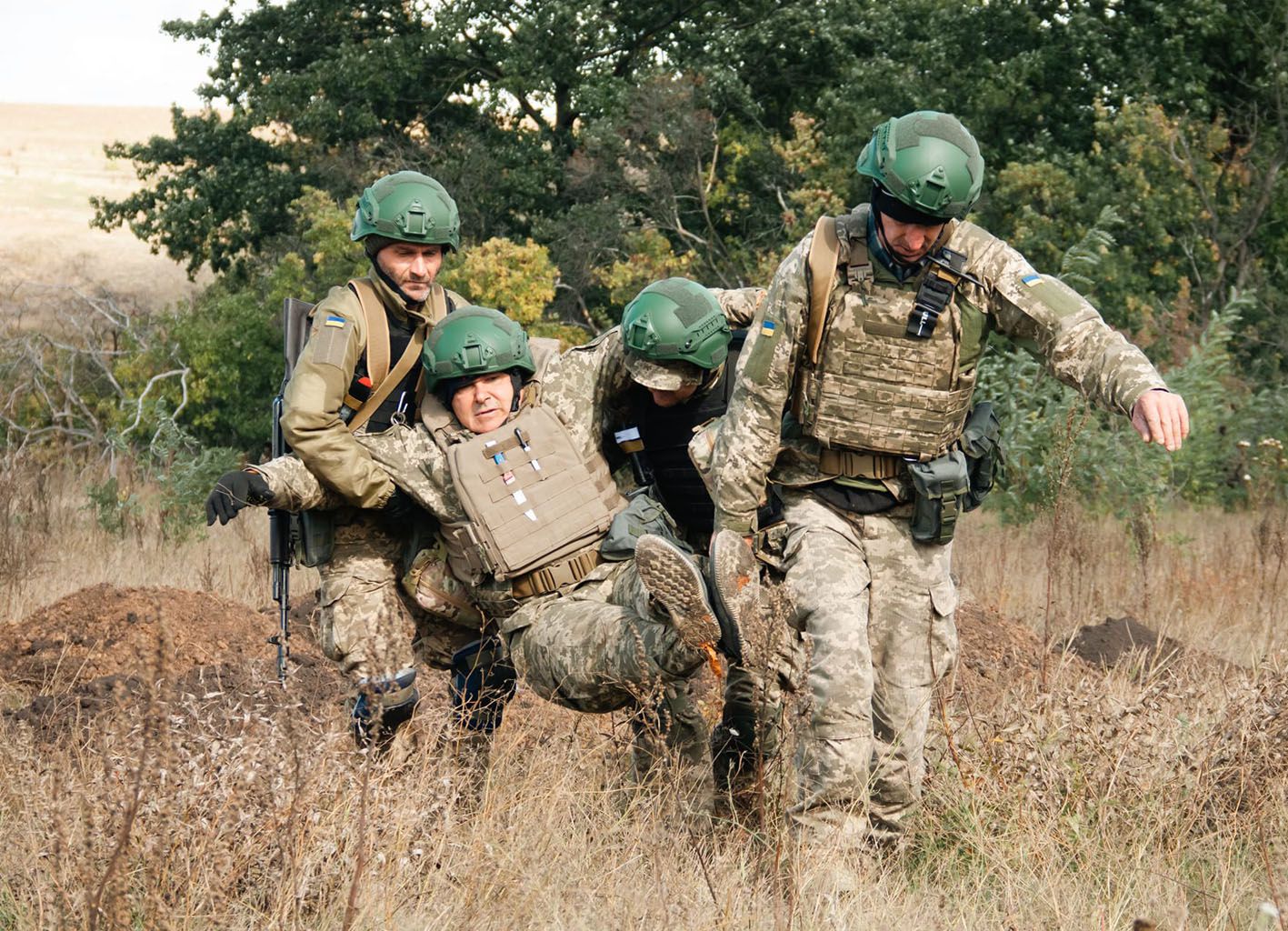 Ти і ось ти: ви поранені. Ясно? Вперед!