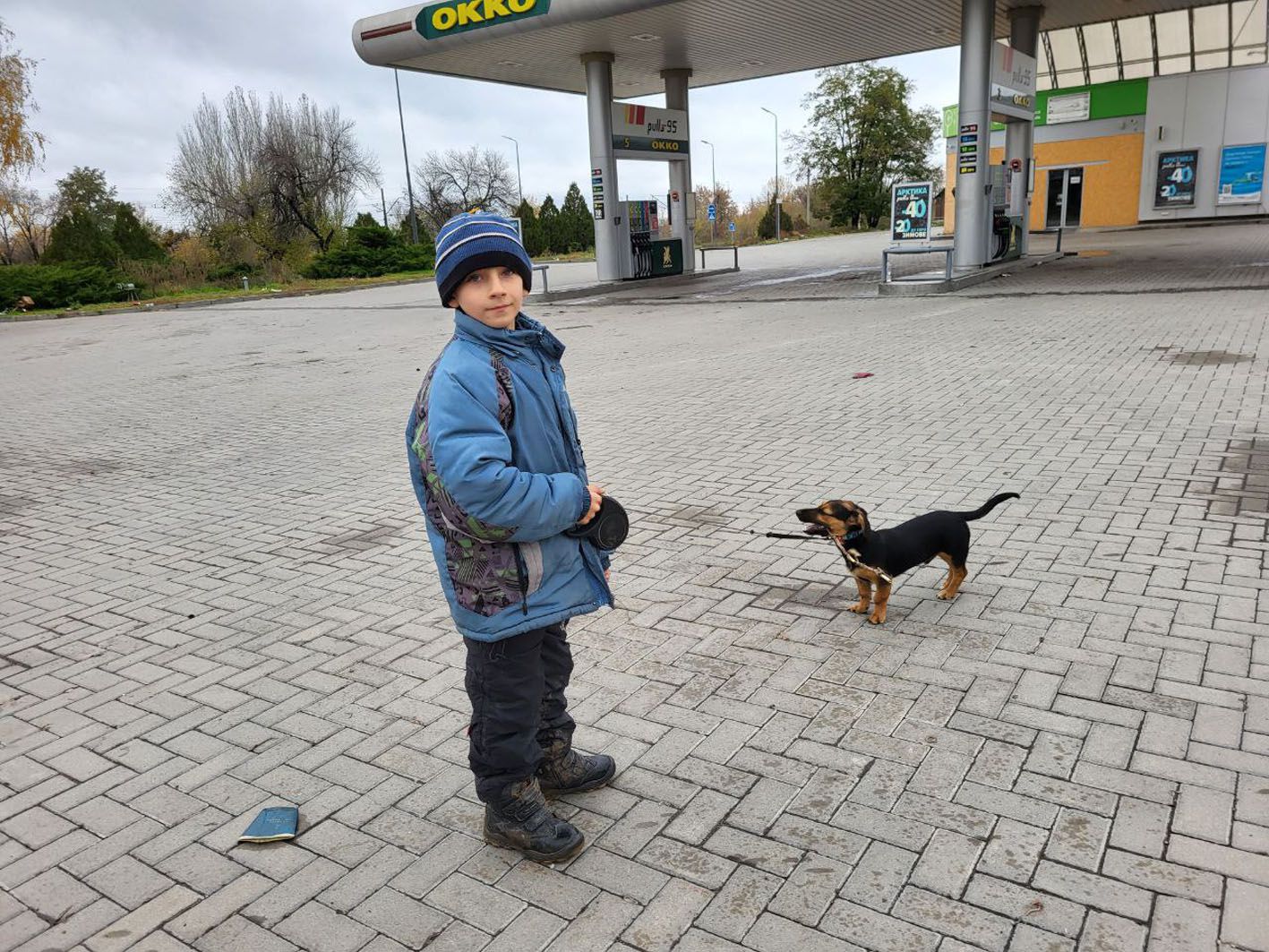 В охопленому вогнем Бахмуті правоохоронці врятували з-під обстрілів хлопчика, батьків якого вбив російський снаряд