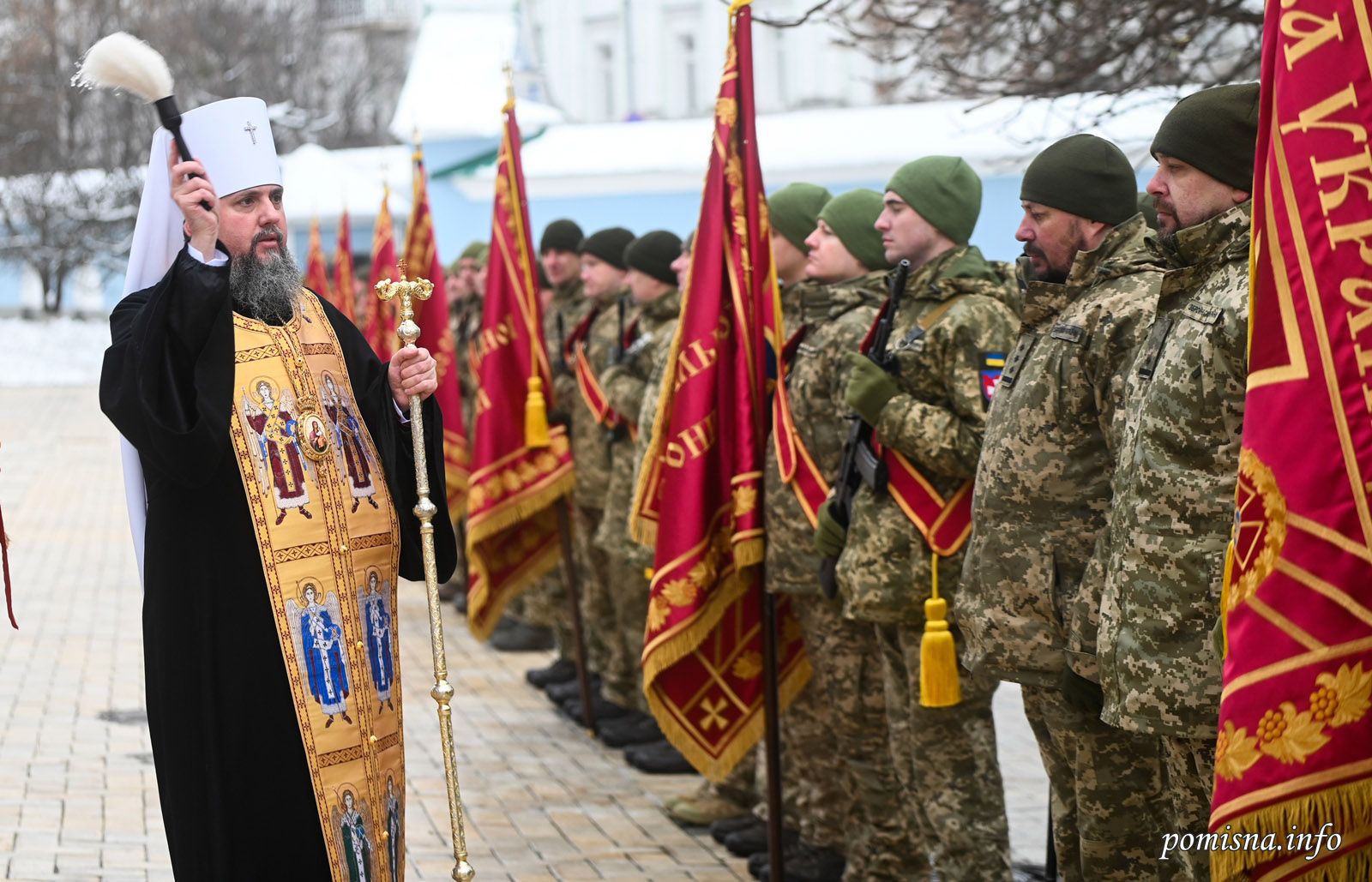 У Свято-Михайлівському освятили бойові знамена для захисників