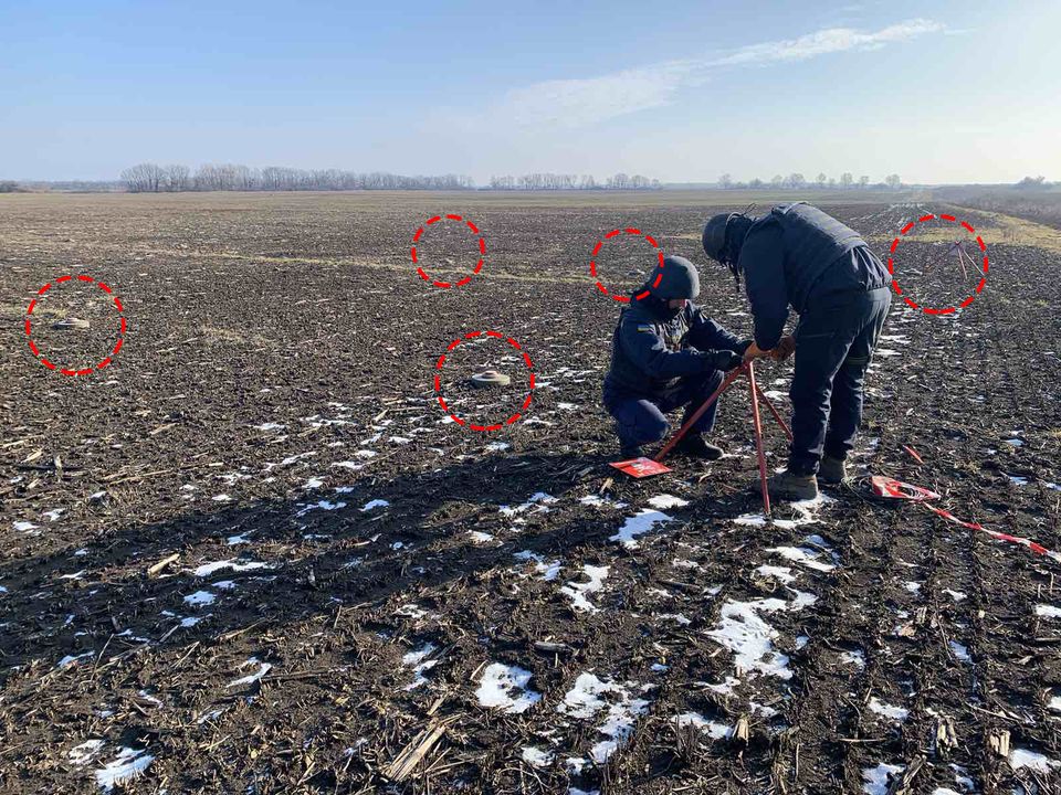 ДСНС: Не ігноруйте знаки мінної небезпеки, не прибирайте та не переміщуйте їх!