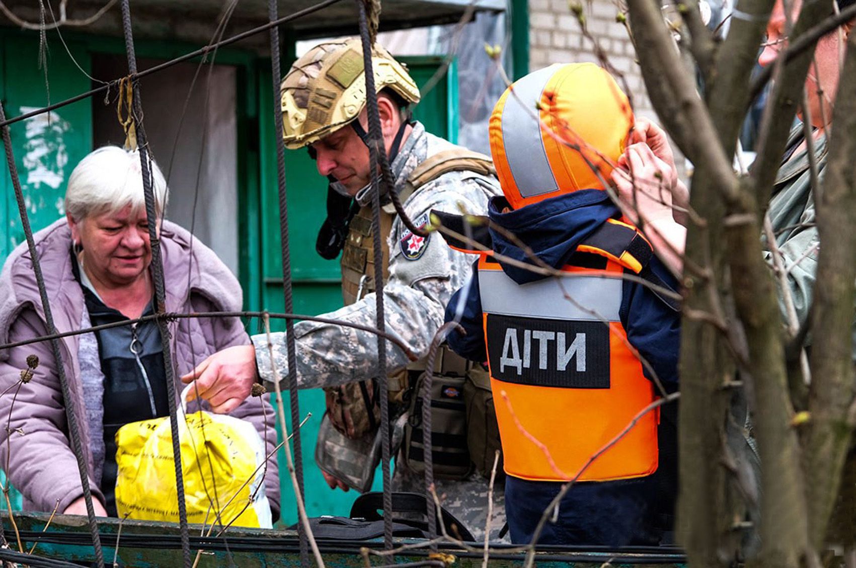 Поліцейські під шквальним вогнем евакуюють мешканців Авдіївки