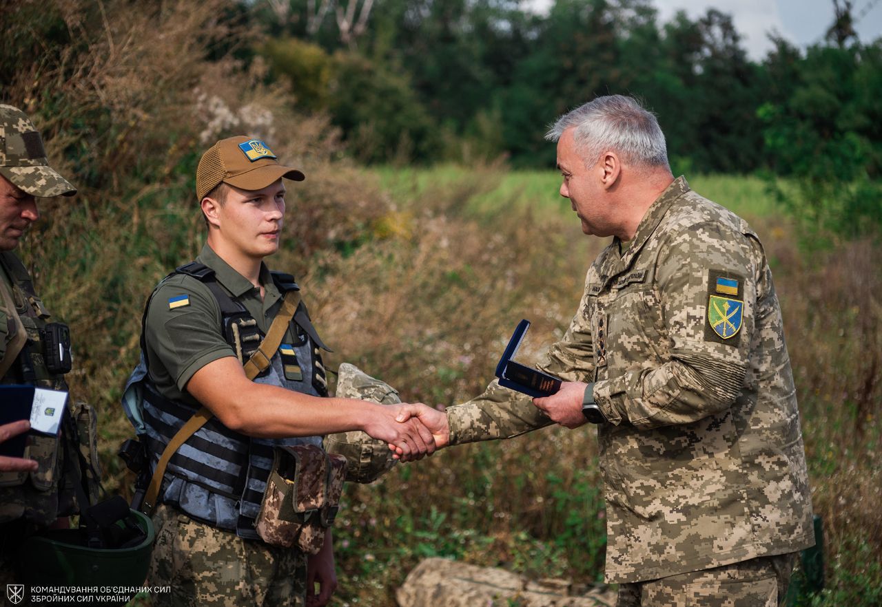 Генерал Наєв нагородив бійців мобільної групи ППО, які зі «Стінгера» збили крилату ракету Х-101